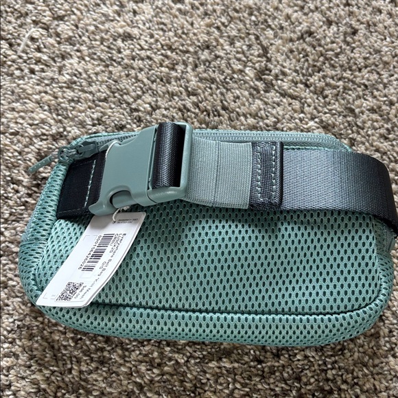 Lululemon Everywhere Belt Bag *Knit Mesh NWT - Picture 2 of 4
